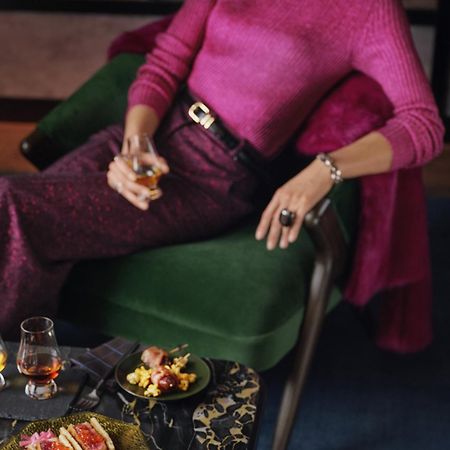 Renaissance Amsterdam Hotel Ngoại thất bức ảnh A woman drinking a glass of cognac
