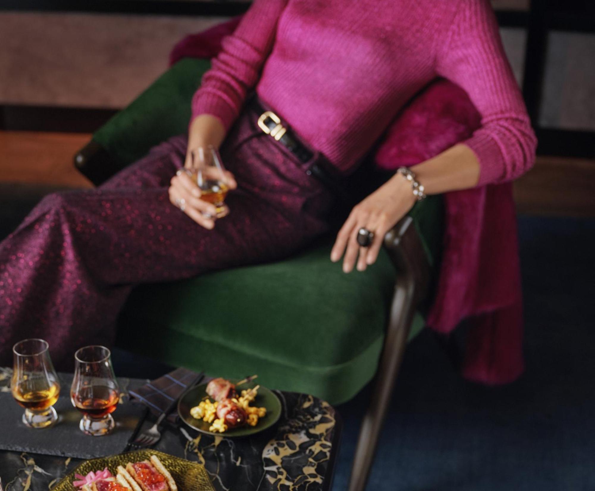 Renaissance Amsterdam Hotel Ngoại thất bức ảnh A woman drinking a glass of cognac